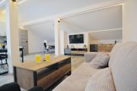 Televízia a/alebo spoločenská miestnosť v ubytovaní Apartamenty Żołnierska 31 - Apartament nr 1