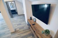 Televízia a/alebo spoločenská miestnosť v ubytovaní Apartamenty Żołnierska 31 - Apartament nr 1