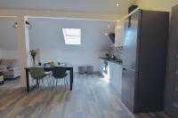 Kuchyňa alebo kuchynka v ubytovaní Apartamenty Żołnierska 31 - Apartament nr 1