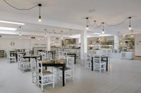 une salle à manger avec des tables et des chaises blanches dans l'établissement AluaSun Lago Park, à Cala'n Bosch