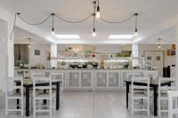 un restaurant avec des tables et des chaises et une cuisine dans l'établissement AluaSun Lago Park, à Cala'n Bosch