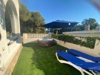 Bazén v ubytovaní Independent Villa BEACH HOUSE EL BOSQUE alebo v jeho blízkosti