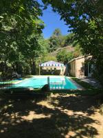 Bazén v ubytovaní LE PETIT REFUGE DU VAL D’EMERAUDE alebo v jeho blízkosti