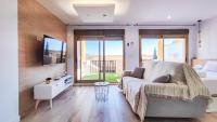 TV a/nebo společenská místnost v ubytování OleHolidays 233 Romana Playa vistas al mar