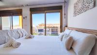 Postel nebo postele na pokoji v ubytování OleHolidays 233 Romana Playa vistas al mar