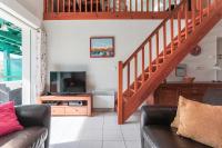 Televízia a/alebo spoločenská miestnosť v ubytovaní CAPBRETON, SUD OUEST FRANCE, APPARTEMENT PROCHE PLAGES ET FORÊTS - T4-4 Pièces, Piscine, Clime, Parking, Wi-fi, Plages 10 mn, Sleeps up to 8, near Beaches & Forests, Welcome Pack