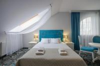 ラドムにあるHotel Lordの大きなベッドとタオル2枚のある寝室
