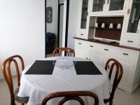 A kitchen or kitchenette at Low Island House