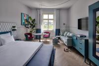 Falkensteiner Boutique Hotel Pragueにあるテレビまたはエンターテインメントセンター
