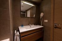 A bathroom at Elanaz Hotel
