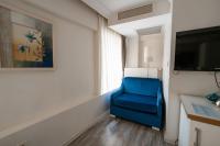 A television and/or entertainment centre at Elanaz Hotel