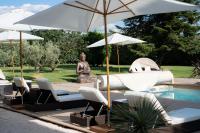 Bazén v ubytovaní La Bastide des Cyprès - L'ESCAPADE ADULT ONLY alebo v jeho blízkosti