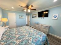 LIVE ON ISLAND TIME! GREAT GULF SHORES BEACH CONDO, VERY NICEにあるベッド