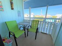 LIVE ON ISLAND TIME! GREAT GULF SHORES BEACH CONDO, VERY NICEにあるバルコニーまたはテラス