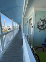 LIVE ON ISLAND TIME! GREAT GULF SHORES BEACH CONDO, VERY NICEにあるバルコニーまたはテラス