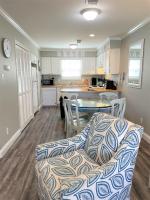 LIVE ON ISLAND TIME! GREAT GULF SHORES BEACH CONDO, VERY NICEにあるキッチンまたは簡易キッチン