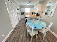 LIVE ON ISLAND TIME! GREAT GULF SHORES BEACH CONDO, VERY NICEにあるキッチンまたは簡易キッチン