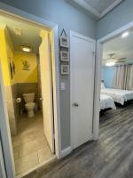 LIVE ON ISLAND TIME! GREAT GULF SHORES BEACH CONDO, VERY NICEにあるベッド
