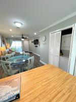 LIVE ON ISLAND TIME! GREAT GULF SHORES BEACH CONDO, VERY NICEにあるキッチンまたは簡易キッチン