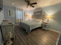 LIVE ON ISLAND TIME! GREAT GULF SHORES BEACH CONDO, VERY NICEにあるベッド