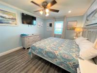 LIVE ON ISLAND TIME! GREAT GULF SHORES BEACH CONDO, VERY NICEにあるベッド