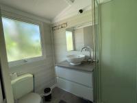Łazienka w obiekcie Les Chalets de Labeaume