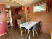 Kuchnia lub aneks kuchenny w obiekcie Les Chalets de Labeaume