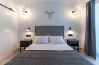 A bed or beds in a room at La Posada del Teatro H Boutique Parking Gratis