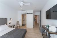 A bed or beds in a room at La Posada del Teatro H Boutique Parking Gratis