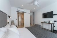 A bed or beds in a room at La Posada del Teatro H Boutique Parking Gratis