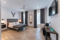 A bed or beds in a room at La Posada del Teatro H Boutique Parking Gratis