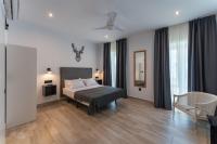 A bed or beds in a room at La Posada del Teatro H Boutique Parking Gratis