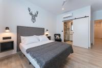 A bed or beds in a room at La Posada del Teatro H Boutique Parking Gratis