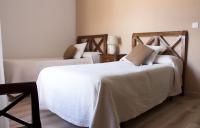 A bed or beds in a room at Luz del Tajo