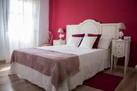 A bed or beds in a room at Luz del Tajo