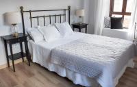 A bed or beds in a room at Luz del Tajo