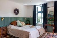 Posteľ alebo postele v izbe v ubytovaní Berky Kúria - Stylish cottage in the Hills of Tolna for 16people