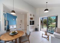Televízia a/alebo spoločenská miestnosť v ubytovaní RIZOMATA LUXURY VILLAS