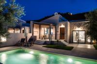 Bazén v ubytovaní RIZOMATA LUXURY VILLAS alebo v jeho blízkosti