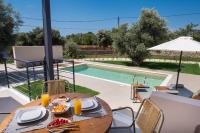 Bazén v ubytovaní RIZOMATA LUXURY VILLAS alebo v jeho blízkosti