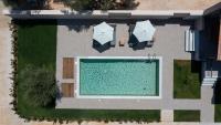 Bazén v ubytovaní RIZOMATA LUXURY VILLAS alebo v jeho blízkosti