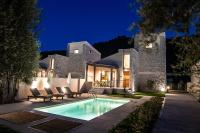 Bazén v ubytovaní RIZOMATA LUXURY VILLAS alebo v jeho blízkosti