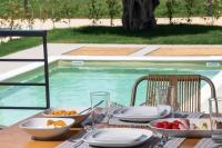 Bazén v ubytovaní RIZOMATA LUXURY VILLAS alebo v jeho blízkosti