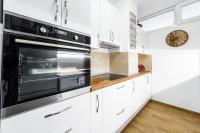 Kuchyňa alebo kuchynka v ubytovaní Blue Harmony Sea View Apartment