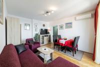 Televízia a/alebo spoločenská miestnosť v ubytovaní Blue Harmony Sea View Apartment
