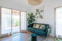 Posedenie v ubytovaní Gruissanne - Maison avec piscine, à 150m de la plage