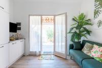 Posedenie v ubytovaní Gruissanne - Maison avec piscine, à 150m de la plage
