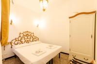 A bed or beds in a room at JOIVY Ideal Flat near Aquarium