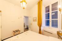 A bed or beds in a room at JOIVY Ideal Flat near Aquarium