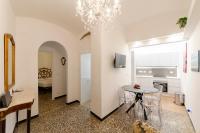 A television and/or entertainment centre at JOIVY Ideal Flat near Aquarium
